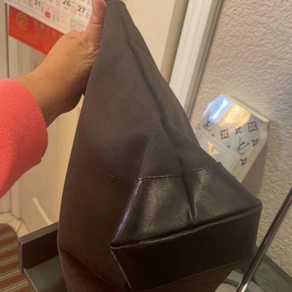 August Gucci Tote zipper closure - Picture 9 of 16